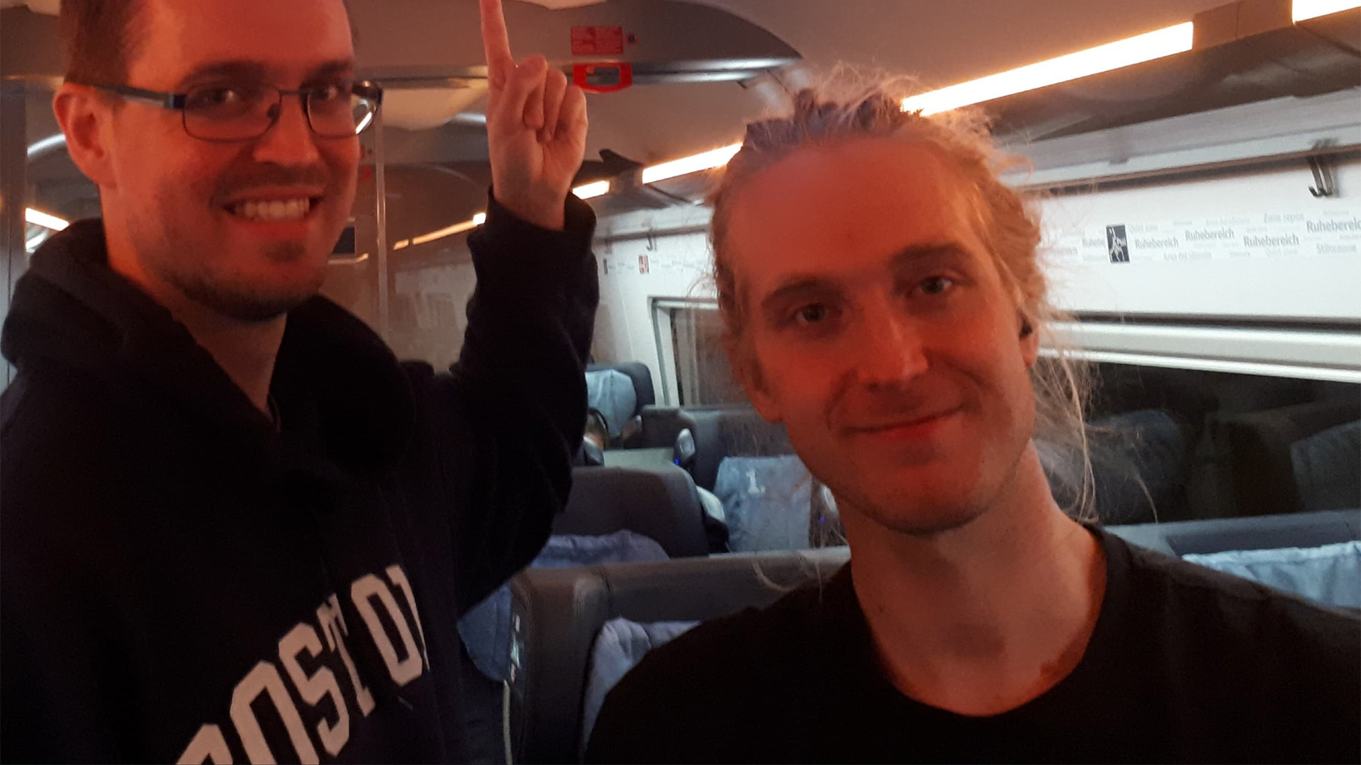 Teknologiforskerne Isaac Appelquist Løge og Jens Kristian Jøsboe sløjfer flyet til klimakonference i Frankrig. I stedet begiver de sig ud på en lang og kompliceret togrejse, som de sent vil glemme. 