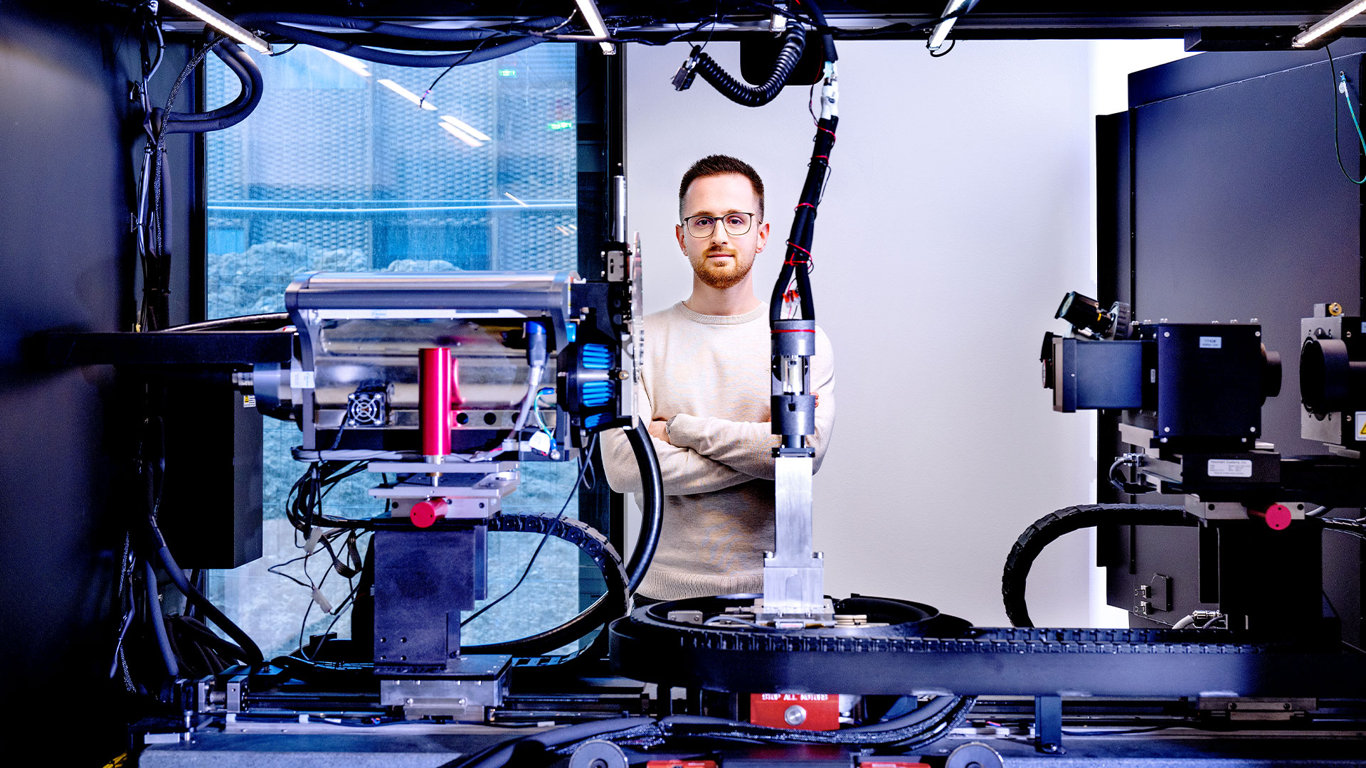 DTU ph.d.-studerende Pawel Pieta ved instrumenter i DTU's 3D Imaging Center. Foto: Bax Lindhardt