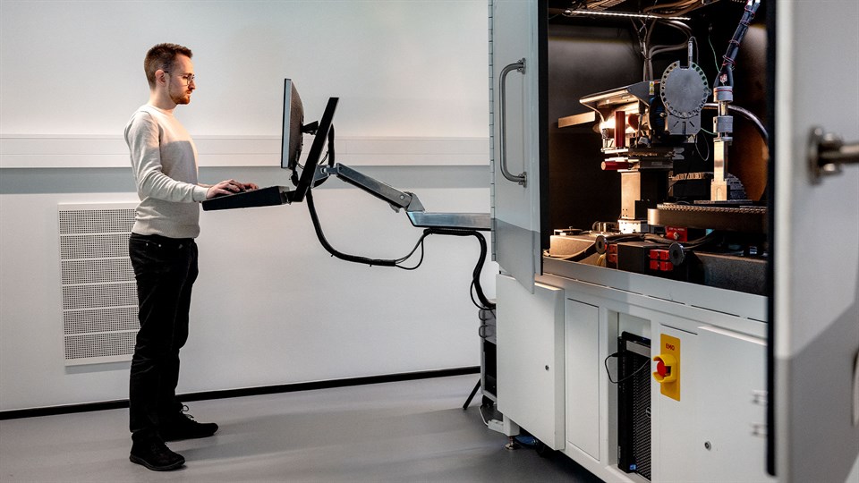 DTU ph.d.-studerende Pawel Pieta står ved en computerskærm i DTU's 3D Imaging Center. Foto: Bax Lindhardt