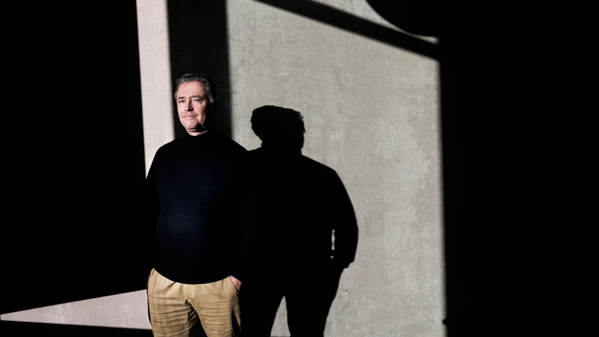Professor og institutdirektør Claus Hélix-Nielsen står her i den nye forskningsbygning på Lyngby Campus, som skal understøtte forskningen i genanvendelse og udnyttelse af residuale ressourcer såsom affald, husdyrgødning, industrielle restprodukter, bygningsaffald samt spildevand. Foto: Joachim Rode
