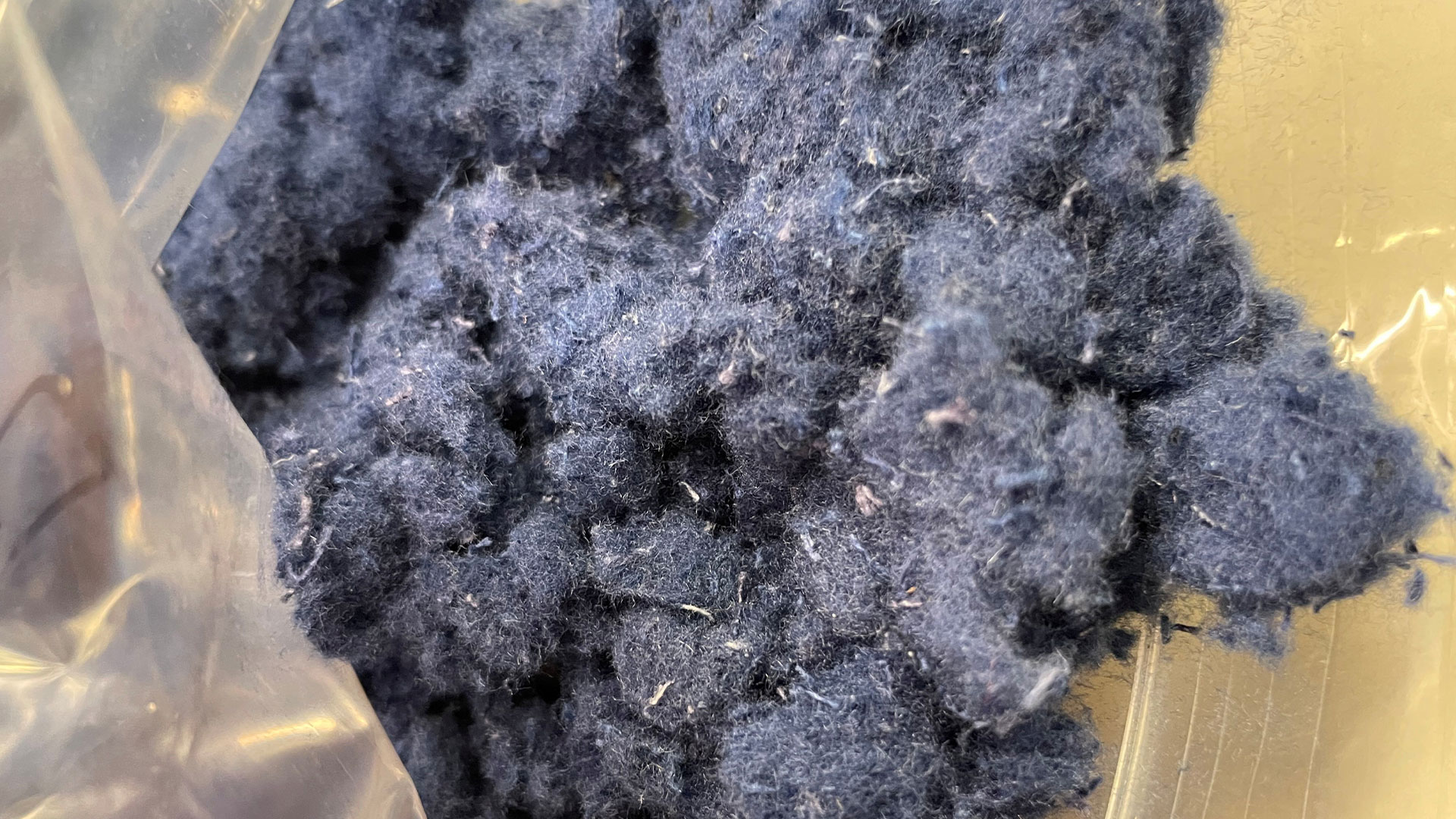 A plastic bag filled with fibres from jeans. Photo: DTU