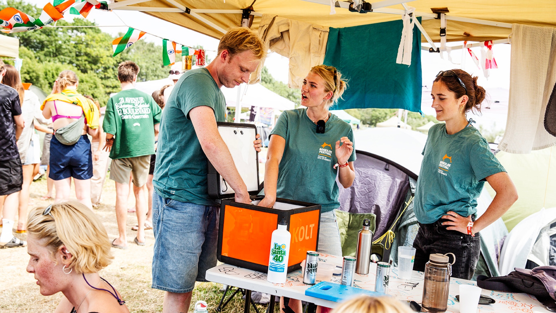 Studerende med deres løsning på en mini-køler, der holder drikkevarer kolde i sommervarmen. Foto: Ditte Valente.