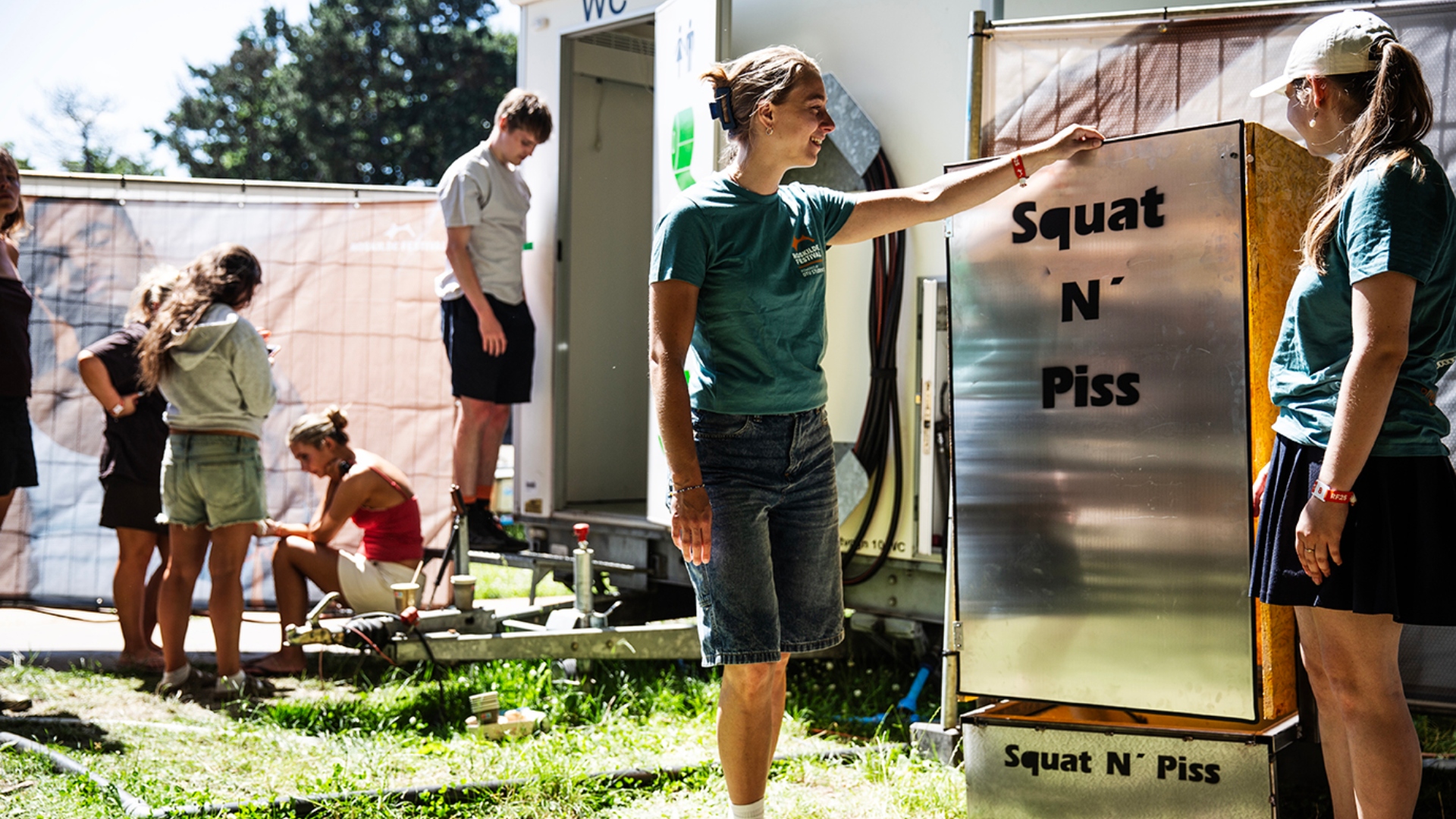 Studerende foran projektet Piss'n'Squat, der er udviklet specielt til tissetrængende kvindelige festivalgæster. Foto: Ditte Valente.