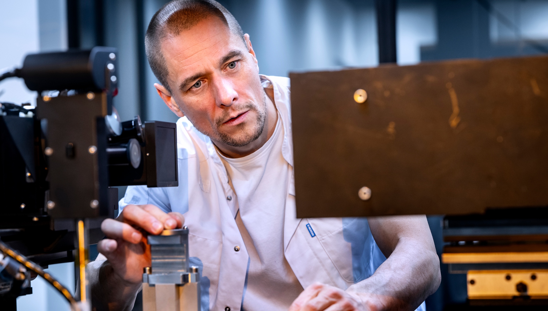 Overlæge på Rigshospitalet og klinisk professor på DTU Tobias Todsen indstiller elektronikken på en scanner.
