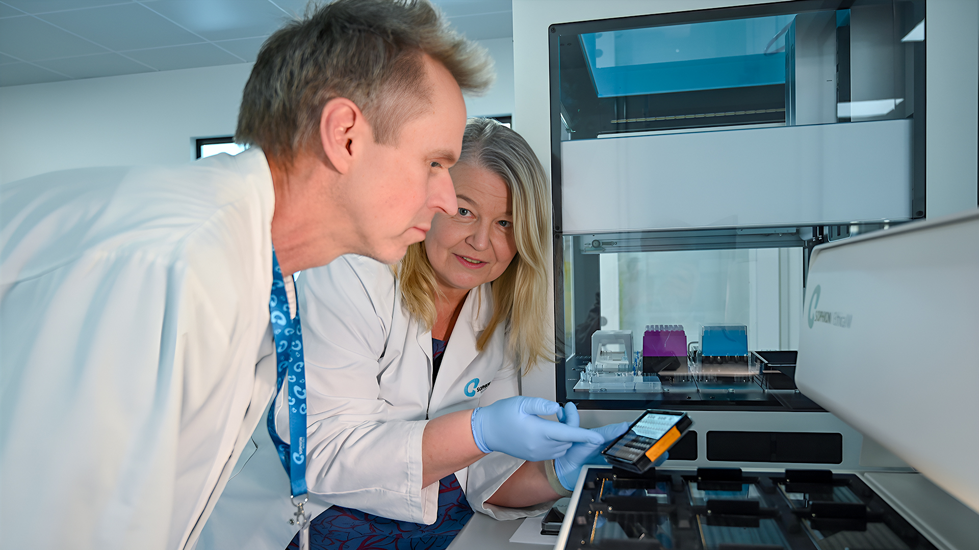 Professor Niels Bent Larsen fra DTU og Innovationschef Sandra Wilson fra Sophion Bioscience tester en ny laboratorieplatform til afprøvning af ny medicin.