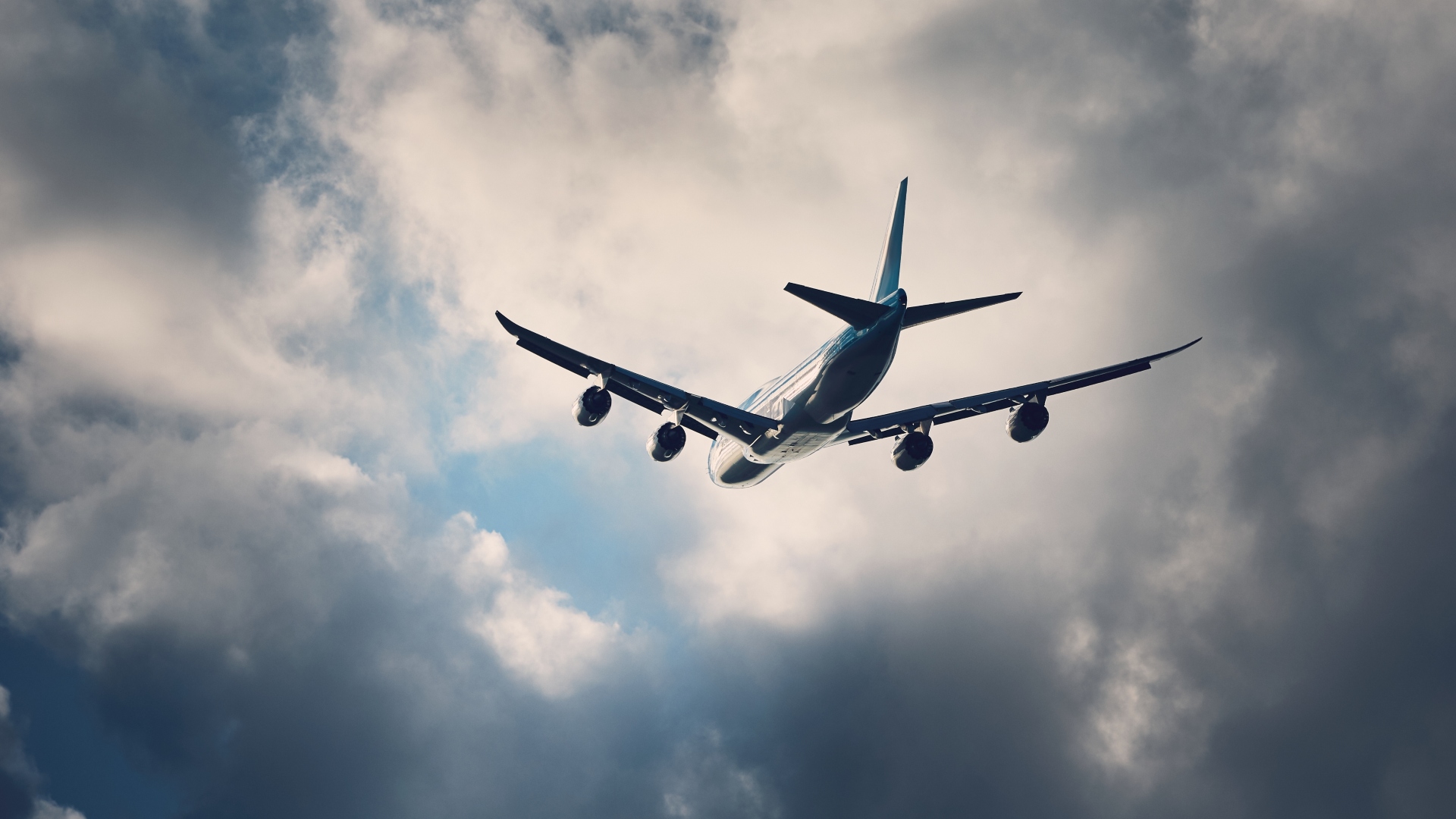 Fly på vej gennem regnvejrskyer