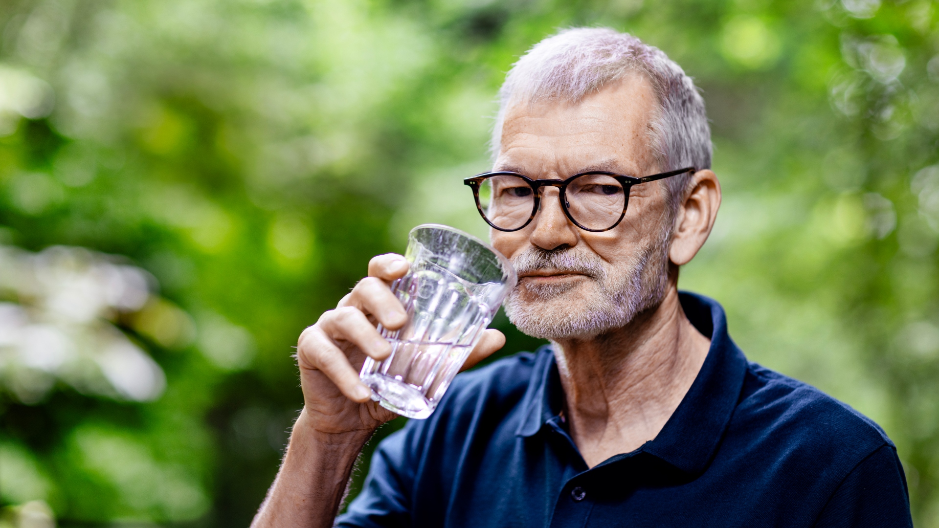 Professor Hans-Jørgen Albrechtsen med et glas vand i hånden. Foto: Thomas Steen Sørensen