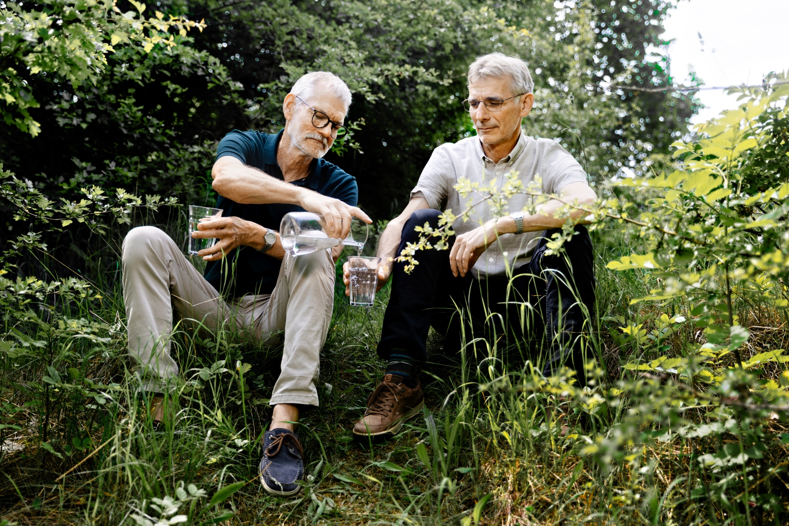 Professor Hans-Jørgen Albrechtsen (tv.) skænker et glas vand til professor Poul Løgstrup Bjerg (th.). Foto: Thomas Steen Sørensen