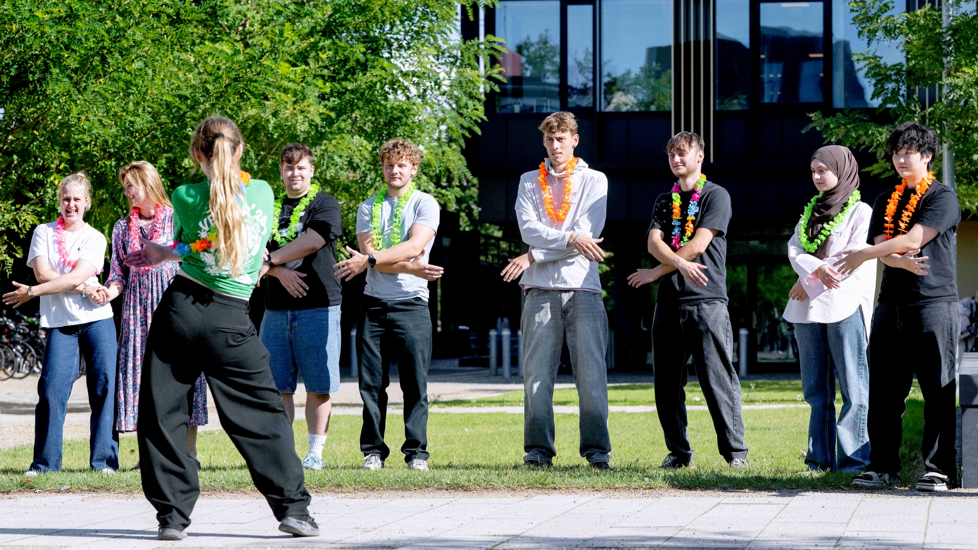 Studerende og vektor danser fællesdans på Lyngby Campus