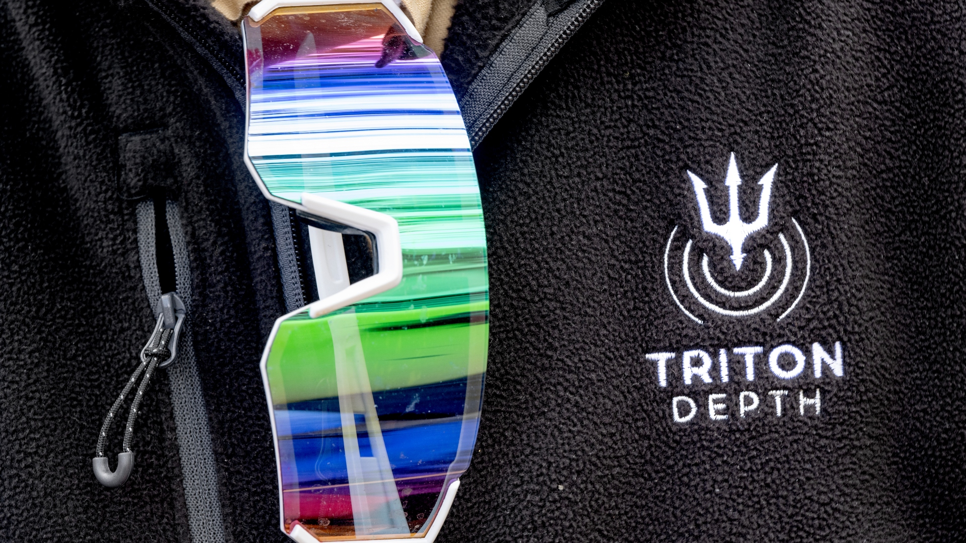 Solbriller og fleecetrøje med Triton Depths logo