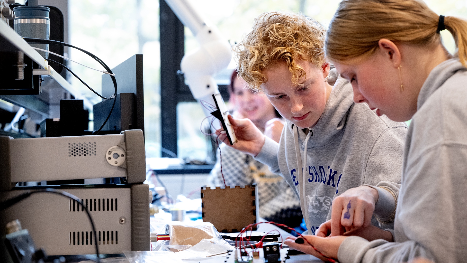 Potentielle nye DTU-studerende prøver kræfter med ingeniørfaget på Engineering Camp for kvinder.
