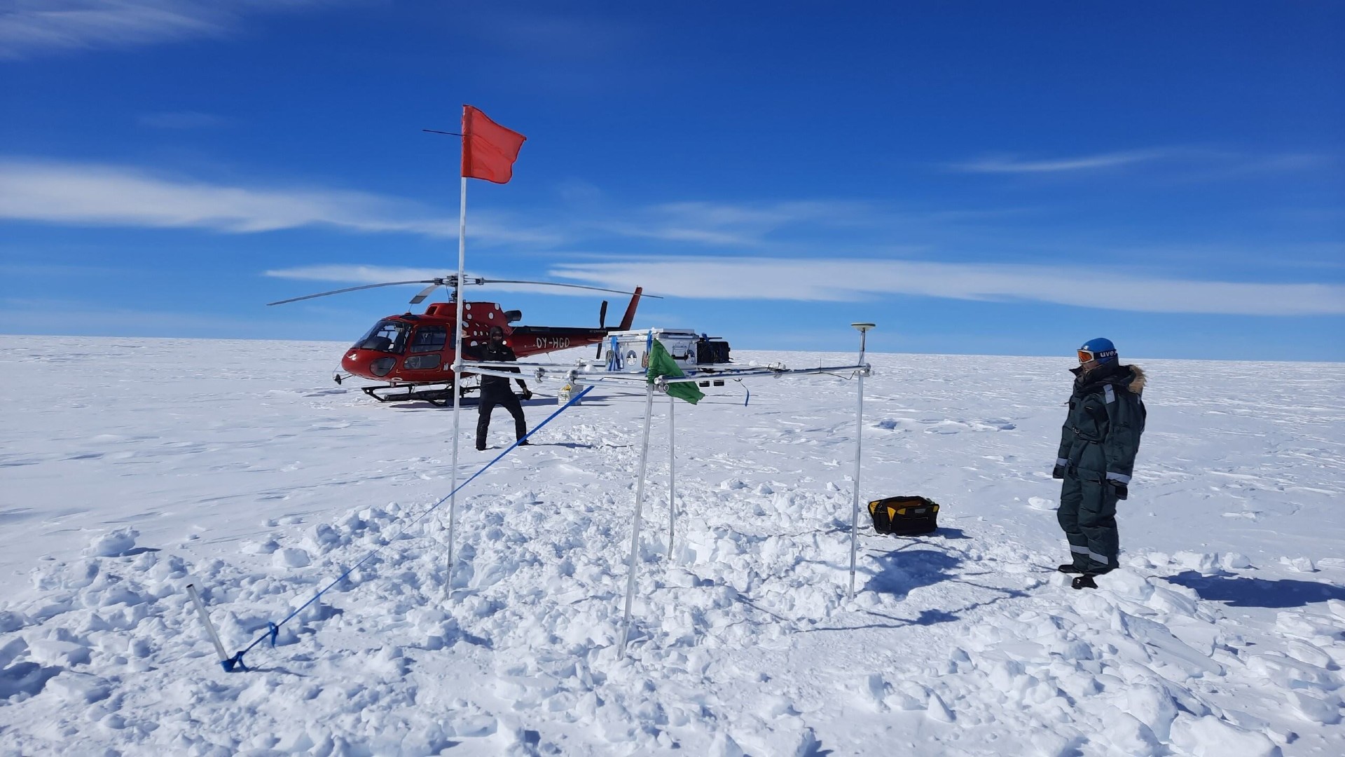 Forskere har foretaget GPS-målinger 100 km inde på indlandsisen ved Sermeq Kujalleq i det vestlige Grønland for at finde ud af, hvor hurtigt isen flytter sig mod blandt andet kysten og havet.